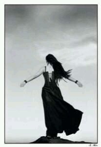Je ne suis pas morte mais je ne suis pas vivante non plus. Je suis un fantôme avec un cœur qui bat.