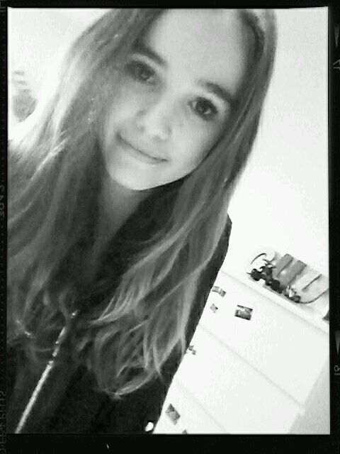 meisje, bff met madelief en fleur! hou van hockey en van tekenen en is fan van 1D