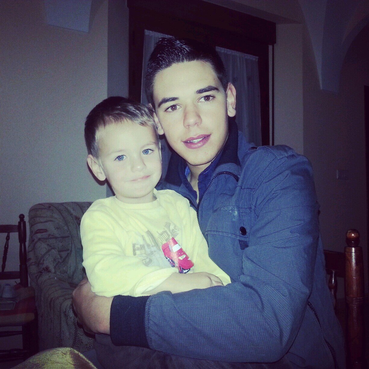 sintiendo como cuando te atacan cada vez te defiendes con mas fuerza y todo gracias a personas que aunque no son nada so  todo para tii...tequiero♡♥