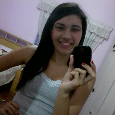 Se ela sofre, faz poesia, Pra que decote ,se ela tem simpatia,nem é nobre e rei chama de filha. Ela pode só não sabia (...) Ela só não sabia ♪