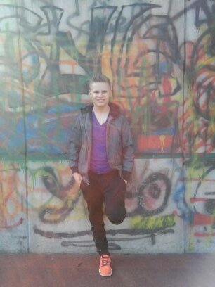 follow me and i follow back:)