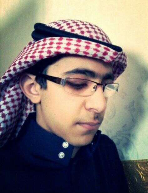 شخص مهتم بالحسابات المشهورة والممتعة