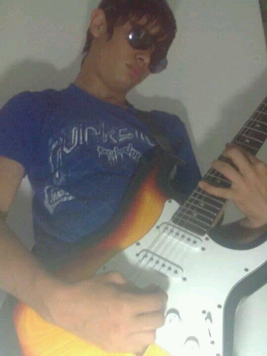 tengo 20 años soy un rockero y guitarrista y amo eel metal ♥♥♥♥   facebook/mauro alexander