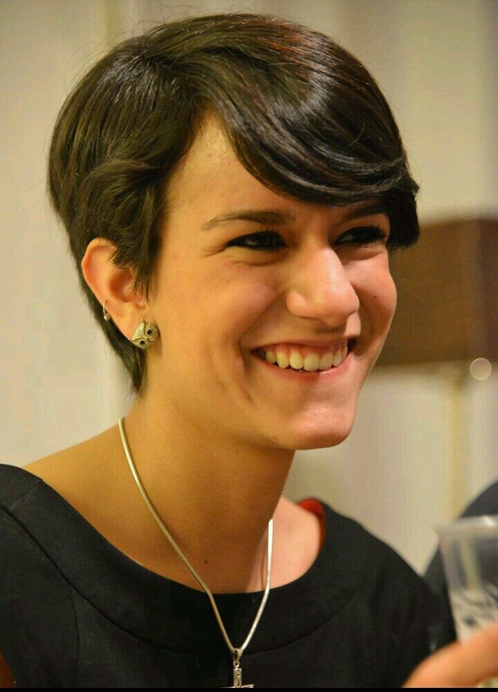 Proyecto de médico-cantante. Afable, siempre sonriente, amiga de todos los placeres normales sin ser esclava de ellos.