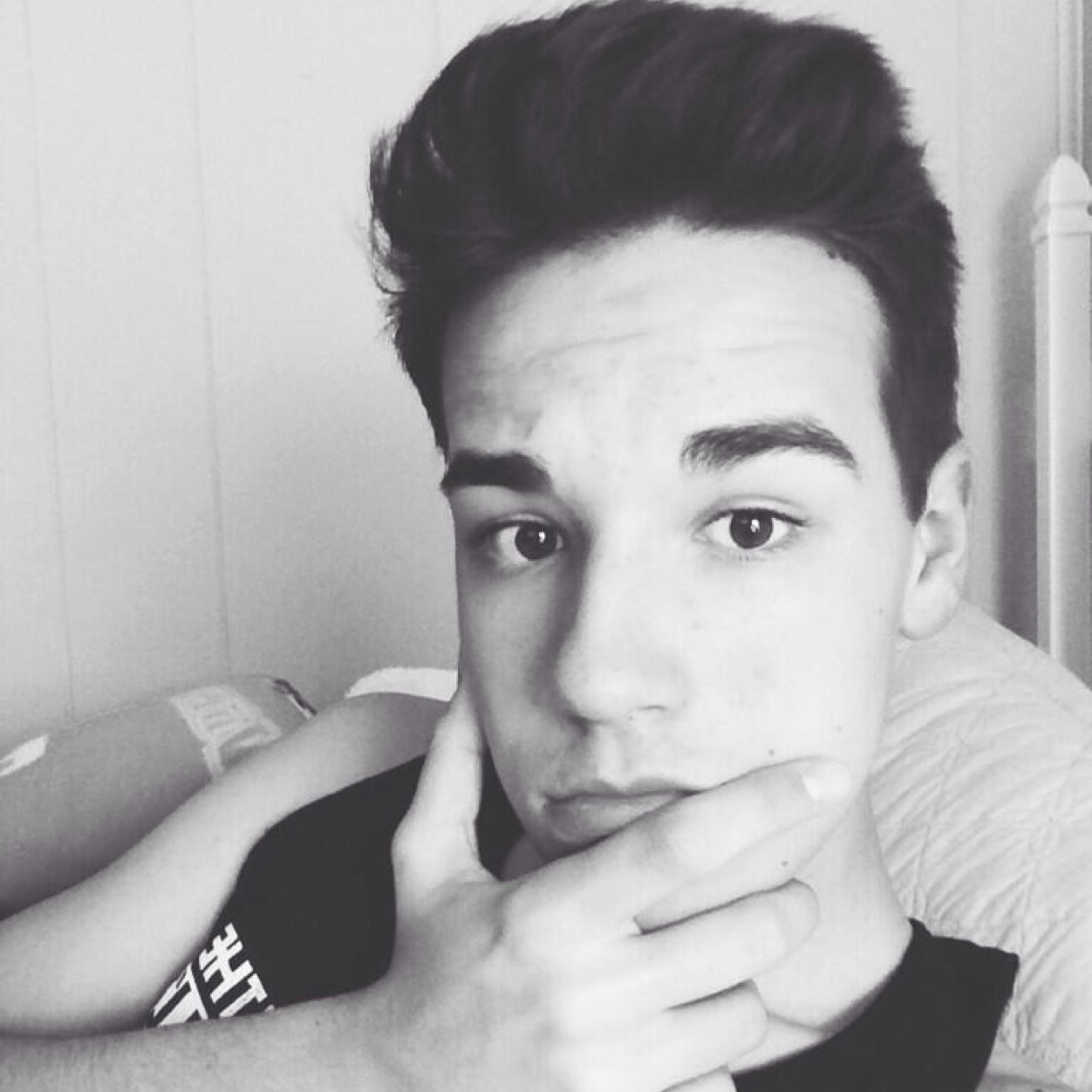 I love funny people and cool ones I love @austinmahone And i wish @jakemiller followed me And i love @nicolettemahone she is so chill