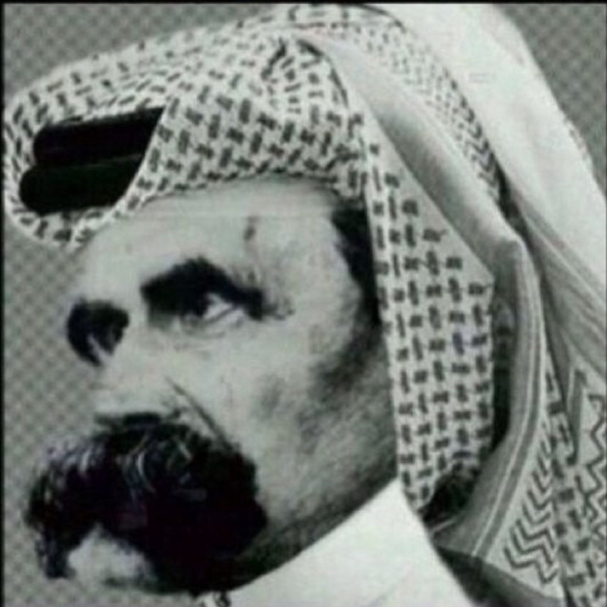 اعلامي مدافع عن حقوق الأشناب
ليبرالي مسلم ..كيف؟ ايه ممكن الاثنين 
 لا مكان للضعوف والرخوم