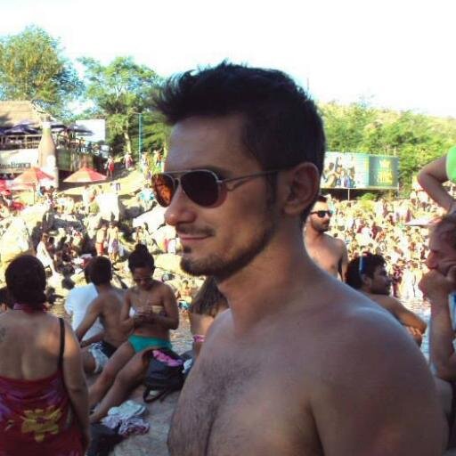 Uso medias Silvana, las Lumiere, que están pero que no se ven. Mis joyas son de Leiva Joyas. Santafesino perdido en Córdoba. Lawyer y/o liar.