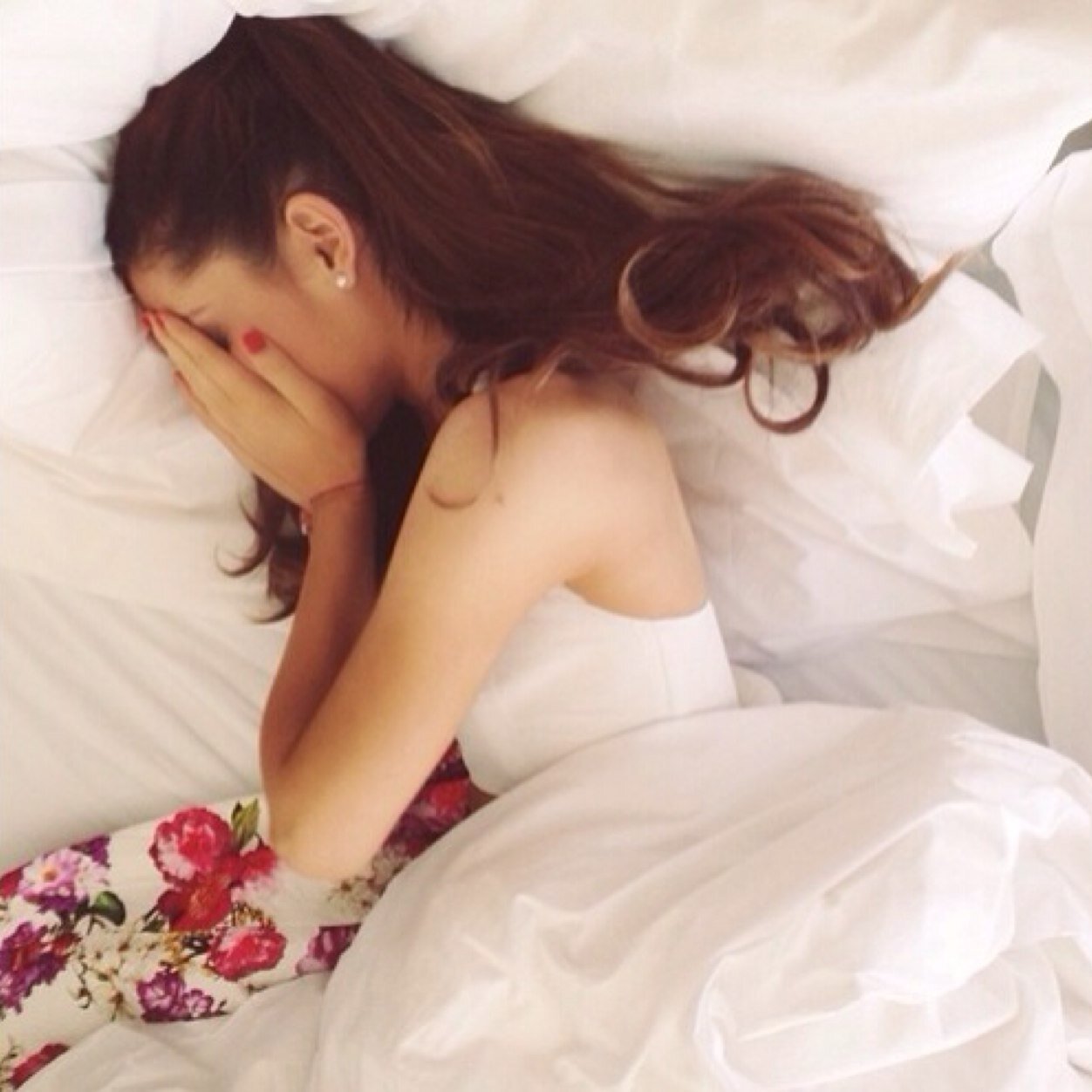 ArianaGrandiie2's profile picture. 