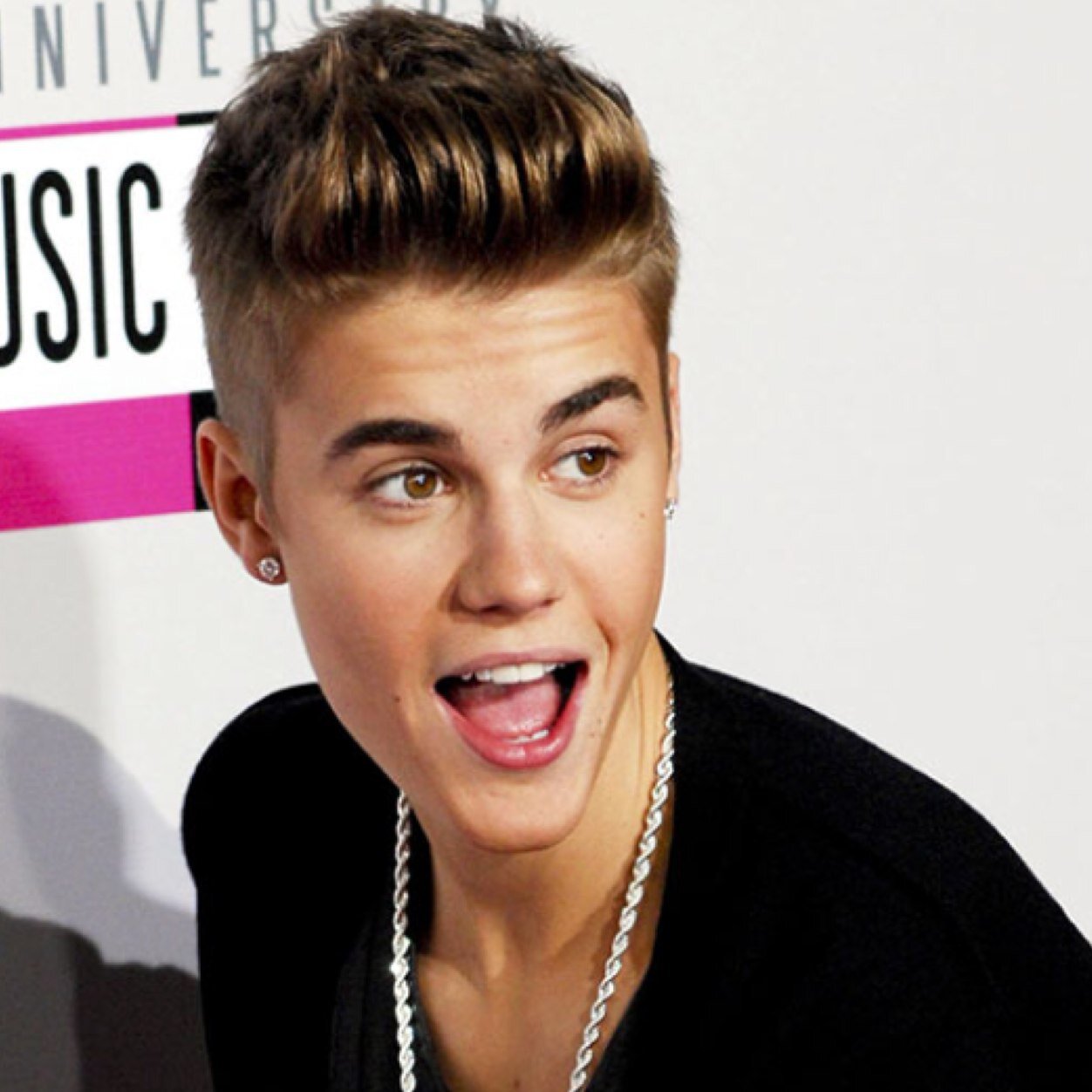 Hey its justin bieber here! Please follow this account and i will give u a shoutout!