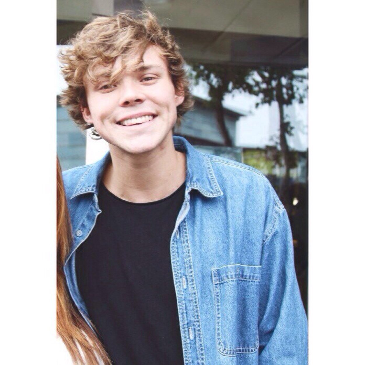 Hey follow @veggiecalum shes looking for new mutuals and you can ask her for a dm to luke/4