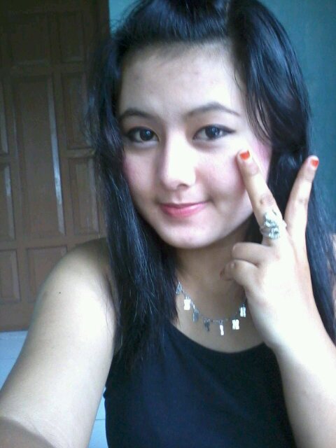 Hii my name is Desti N.H •16 Desember•Sagitarius•Merah,black•