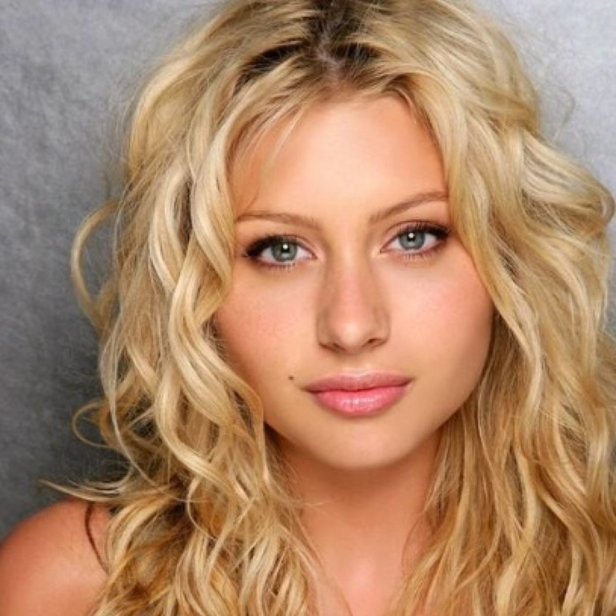 Im Faith. I have blonde curly hair and blue/green eyes. I have powers to control all sorts of things. ||V1: #single||V2: #single||