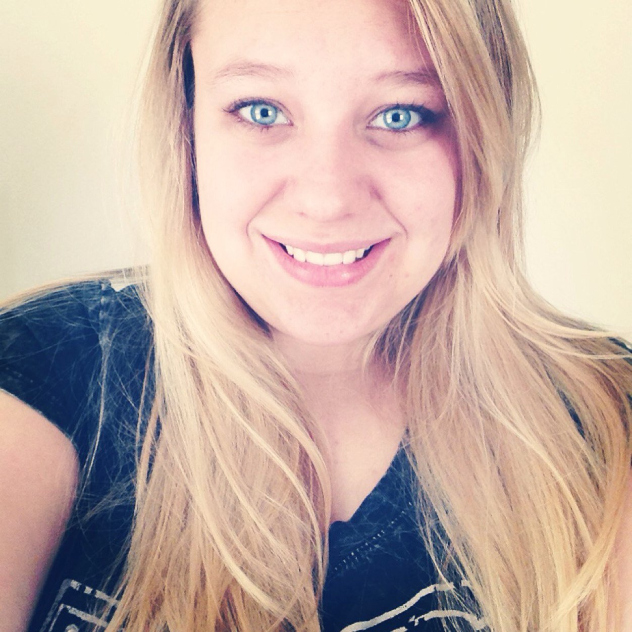 Sammiesam8372's profile picture. Head up, stay strong, fake a smile and move on✌️