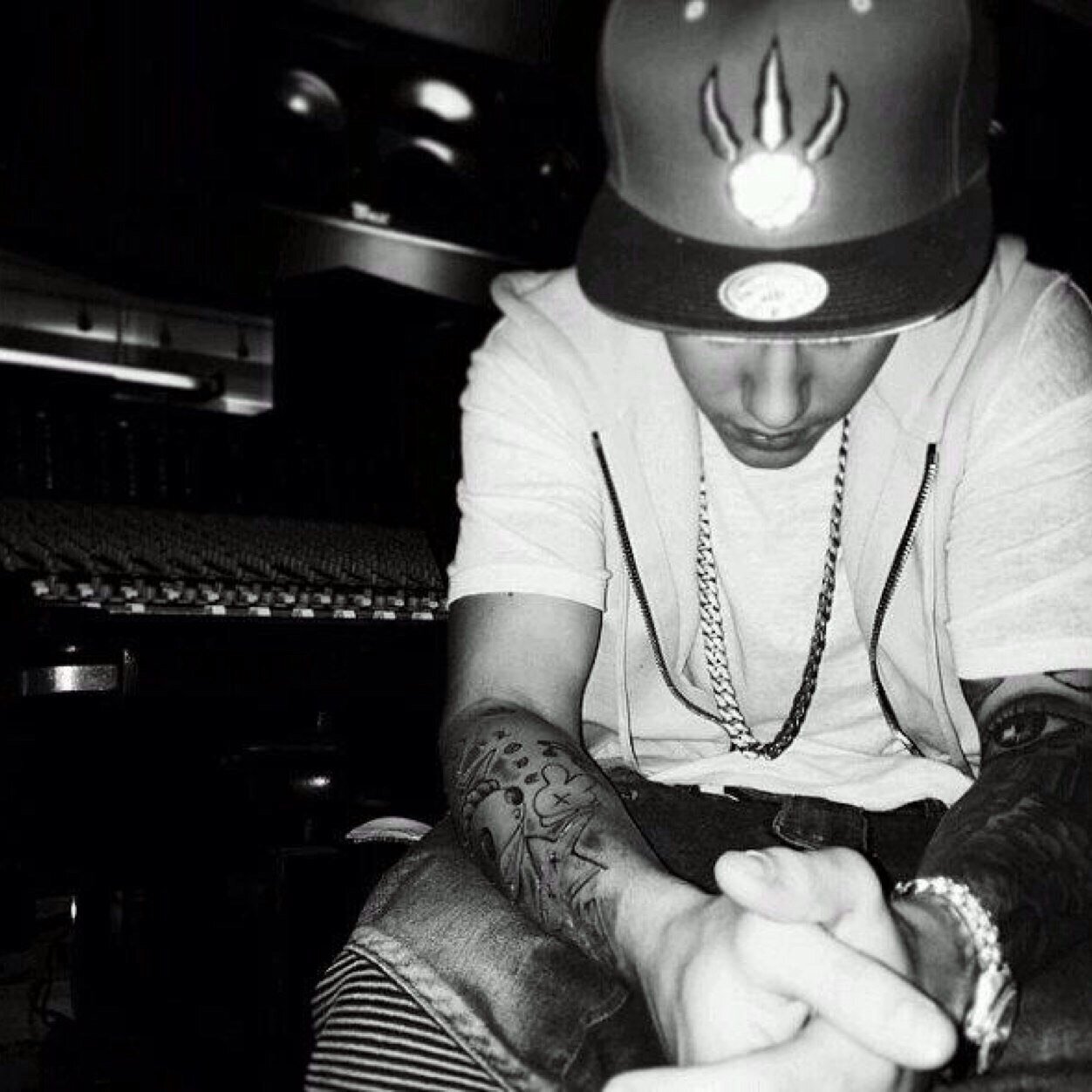 here to try and help you get your Justin follow :) main account: @drewsjxurnals