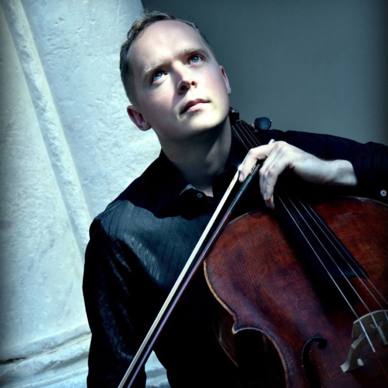 RAFALJEZIERSKI's profile picture. Violoncellista polaco titulado en Juilliard y residente en Valencia. Concertista y co-solista de ópera.