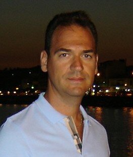 Si vis amari, ama …αν θέλεις να σε αγαπούν, να αγαπάς / Nullius in verba …(μη βασίζεσαι) στα λόγια κανενός / Aude sapere …να τολμάς να γνωρίζεις