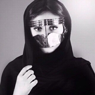 مُزعجِة أمَام عائلِتي وهُادئِه امَام النْاس ، امِلك غمازّه عفوُية وخجِولة للغايِه ، قد لا اكوُن ابنة السُلطان لكني ابَنه لرجُل عظيم