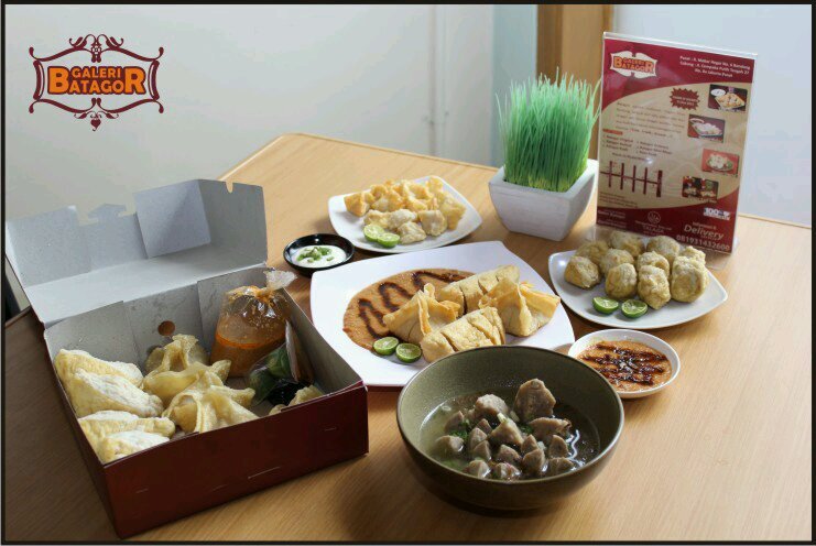 Akun Resmi GALERI BATAGOR
Jajanan khas BDG yg unik dn ga bosenin, bwt oleh2 jg oke bgt, ada batagor PEUDEUSnya yg bikin penasaran
INFORMATION/ORDER
081931432600