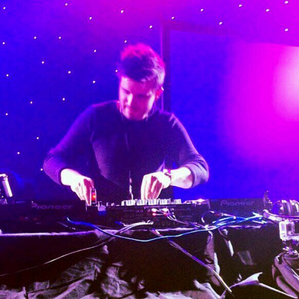 OscarWofficial's profile picture. DJ och producent boendes i Sundsvall.


Tweetar mycket om musik och hockey.