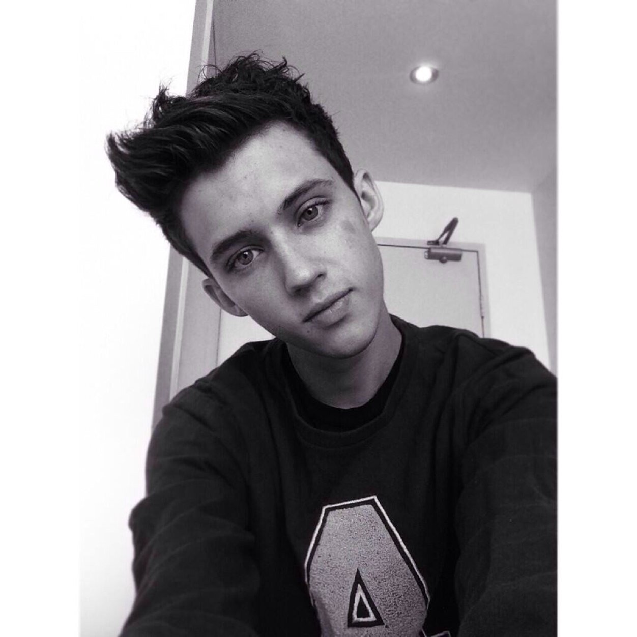 justtroyethings's profile picture. all hail queen troye