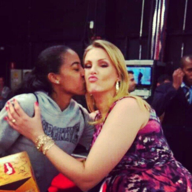Deus , Amo Futbol ,Familia , Futura Adm , FÃnatica na Anahi & Ana Hickmann Exemplos de Mulheres .Defendo a Causa com Amor se Faz Amor. 3
