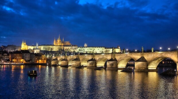 Praha je jako droga...návyková. Jednou ji navštívíš a hned si ji zamiluješ.
Prague is like a drug...addictive. Once you visit it, you will love it