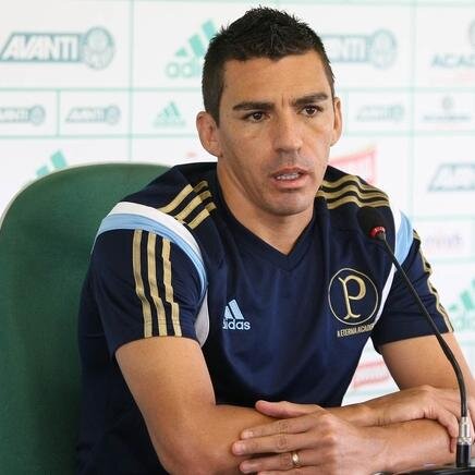 Lucimar da Silva Ferreira, mais conhecido como Lúcio , sou um futebolista brasileiro que atua como zagueiro.
