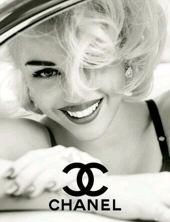 queen of twerk ♚ 

•Miley Cyrus •Cara Delevingne 

#bangerz♥