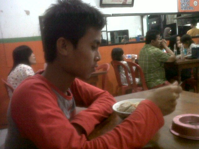 Tunda cinta demi balap.