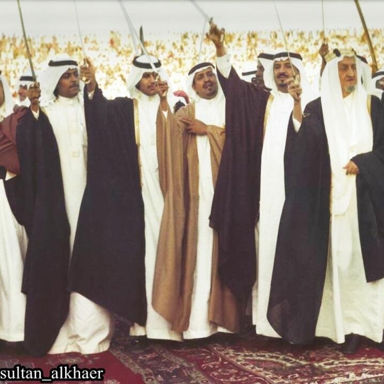 من هدم بيت المراجل وش بنا ومن جهل فعل المكارم ماعرف لاتسـاومني على الـطالـه وأنا ابن منهو مـا يقلـط فـالطرف ITTI