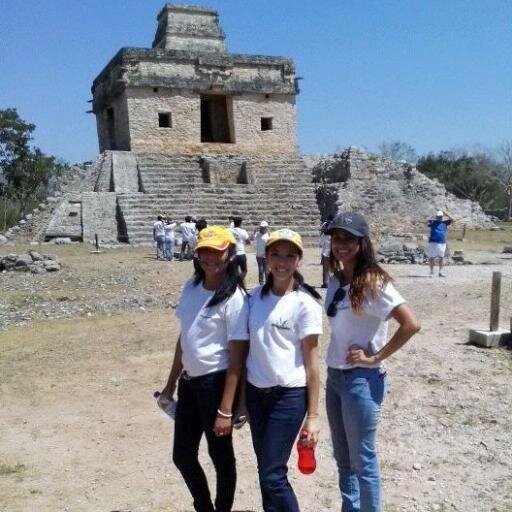 nunca dejes de sonreir por que alguien puede enamorarse de tu sonrisa c: