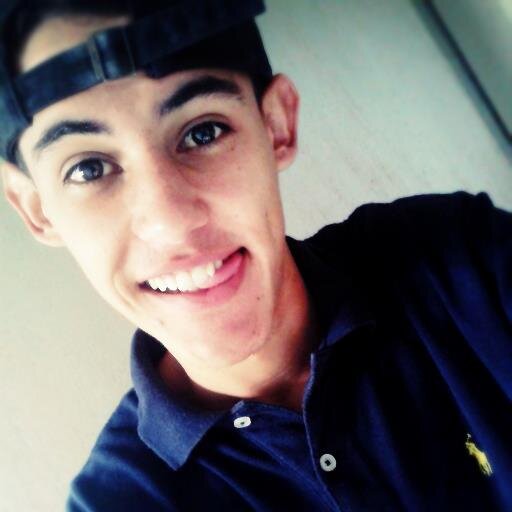 Quem sou? Eu sou para cada pessoa aquilo que ela acha que eu sou, mas o que para mim importa é o que eu estou a procura de ser e isso eu ainda não sou.