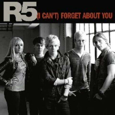 We are R5! @rossR5, @rikerR5, @rockyR5, @rydelR5 and @ratliffR5! Follow our baby bro @rylandR5 he's awsome! LOUDER out http://t.co/jV915PSncU