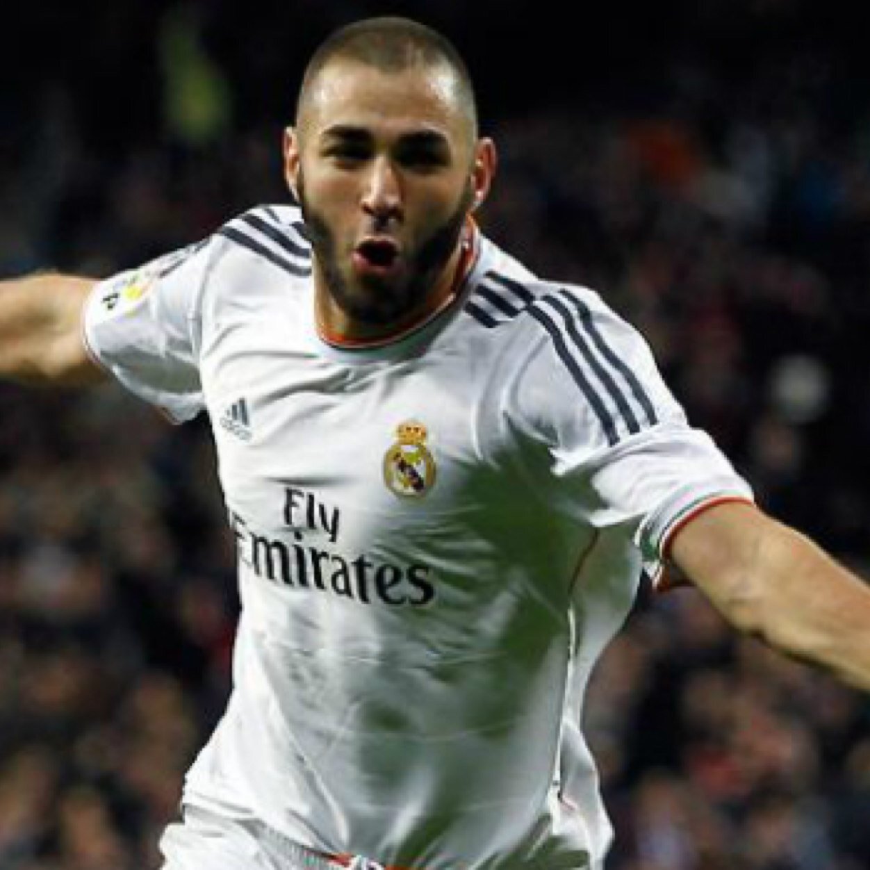 Benzema es el mejor jugador del universo y tú me comes los huevos por detrás.