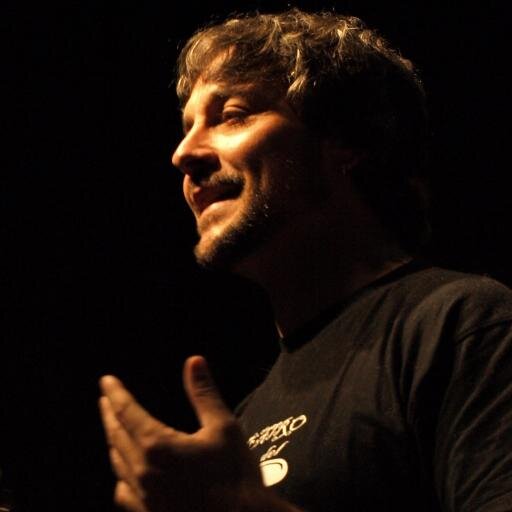 Artísta dramático... bueno, no quiero decir que sea un drama como artista sino que mi inquietud son las artes escénicas, lo cual es de por sí, una tragedia.