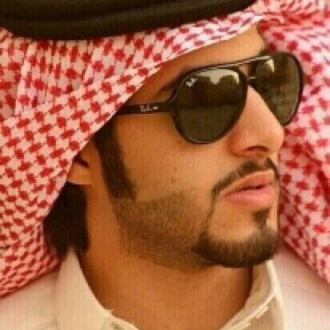 ‏محدن كفو يحآسبني علئ آلنقص وآلزود . . ۄمحدن شرآلي فرحتي من حلآله ..