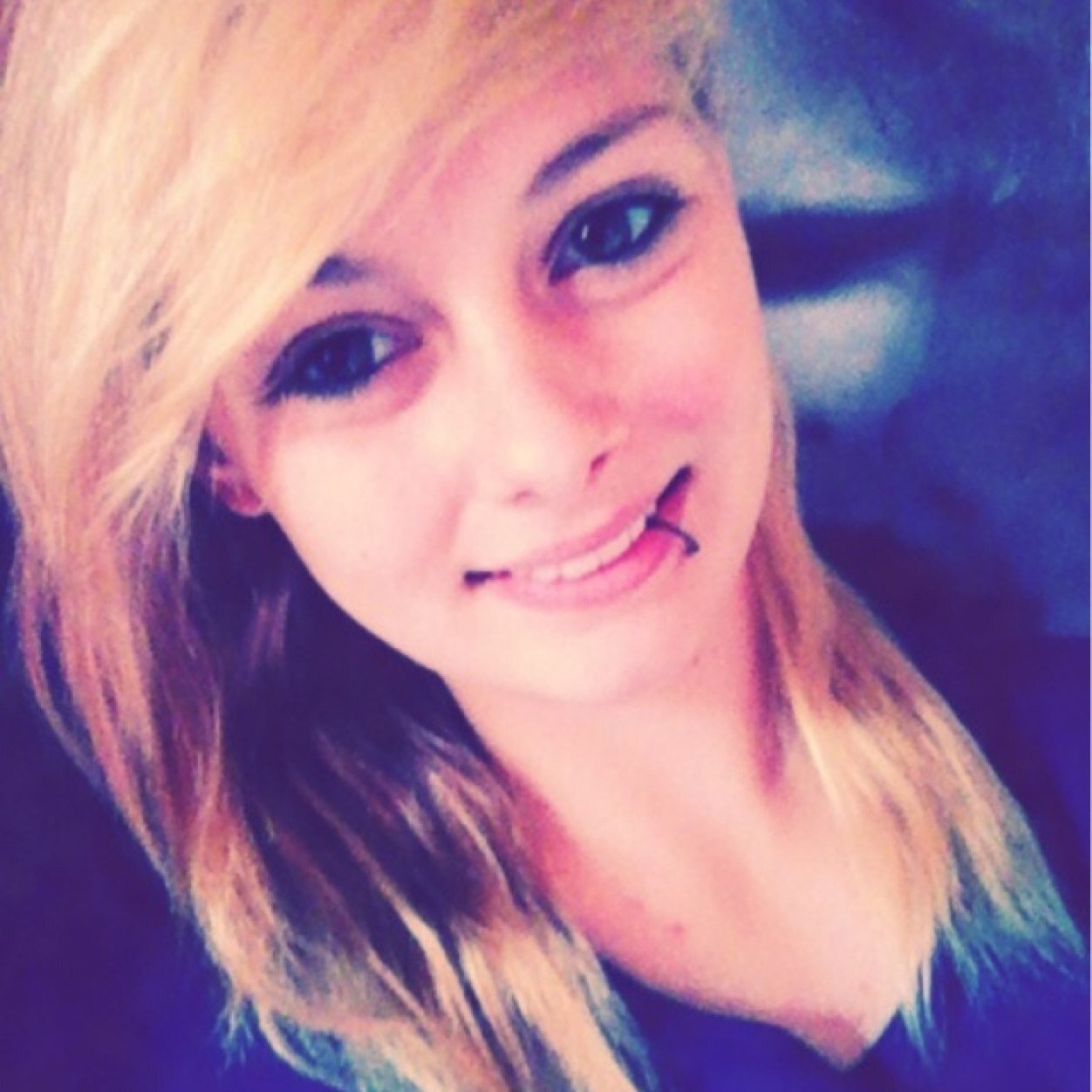 Laurenjade Calpin. Obsessed with bands, piercings, doctor who, alice in wonderland and adventure time. If I follow you back, you're hot.