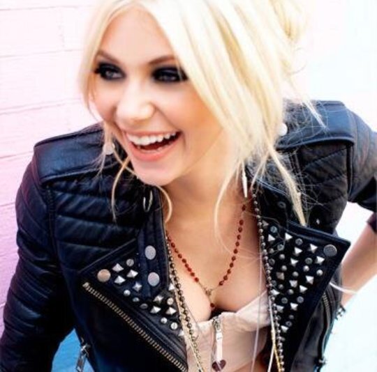 Taylor Momsen's fan page(Spain).She makes me wanna dieee  @taylormomsen