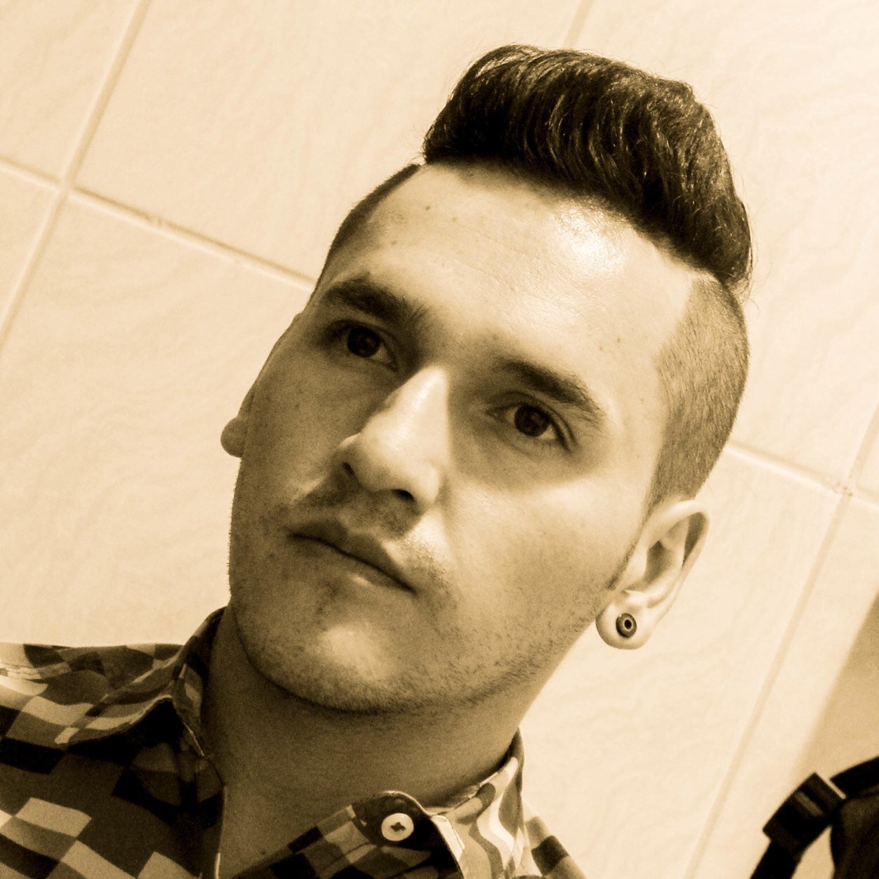 la musik es lo que soy. las letras lo que hago.mi voz es la que expresa todo lo que en mi mente bago. musician
