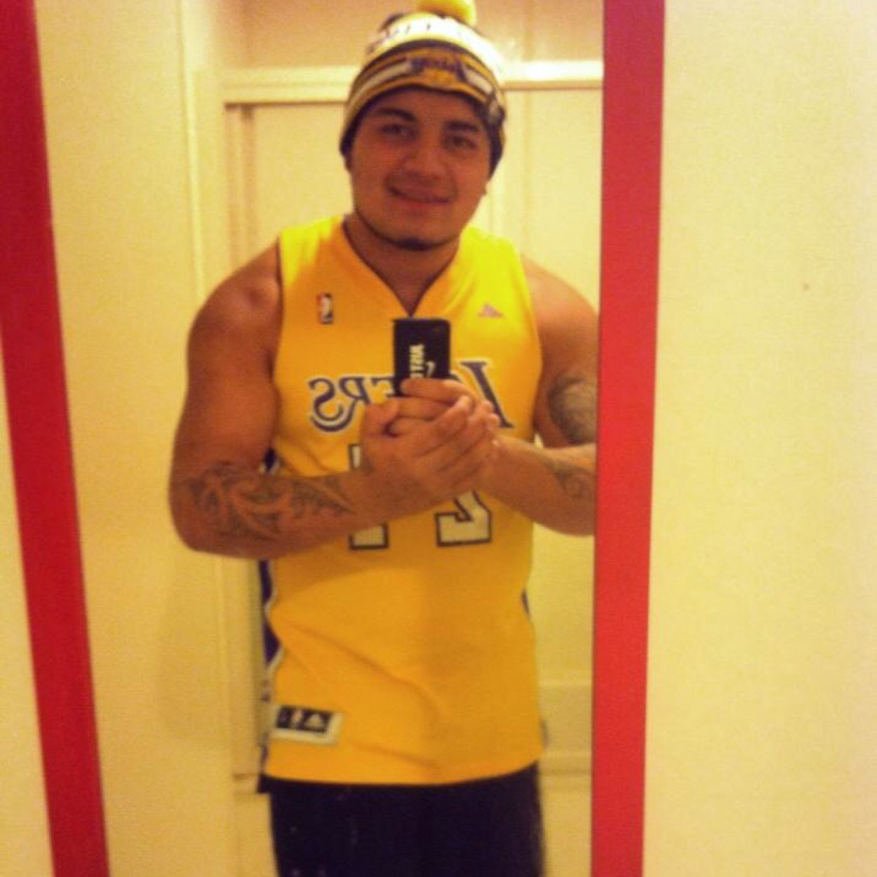 rzlve1R's profile picture. 