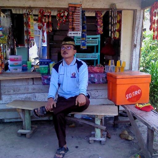 penggemar wiro sableng dan silat mandarin, penikmat seni, bekeluarga