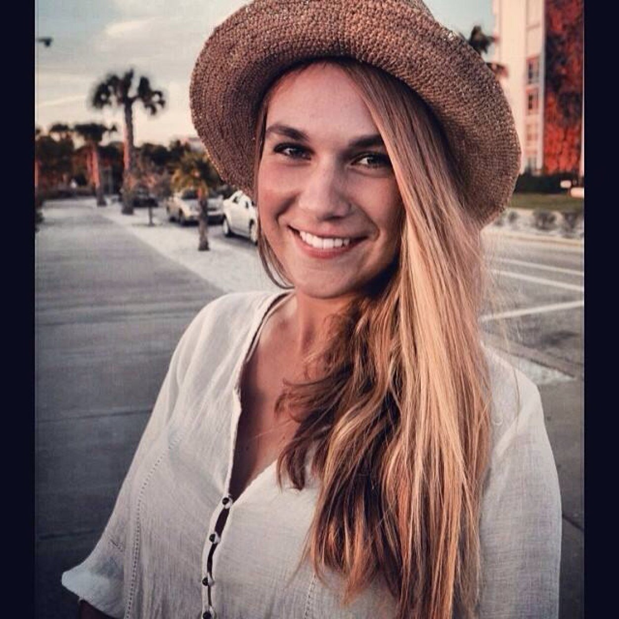 elenagsava's profile picture. 