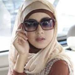 suka lucunya radtya dika dan suka seriusnya pemimpin dalam memimpin serta saya sering mengamati perilaku masyarakat indonesia yang kadang lebih lucu dari radtya