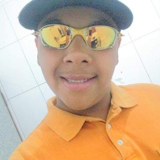 -.Facil é andar com Cristo, no peito, no pingente. Difícil é ter peito pra ta com ele sempre.  
  Facce ;  http://t.co/5WYJpPRq