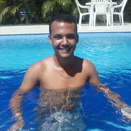 Gosto de futebol, de conhecer pessoas novas, manter amizades verdadeiras. #Santista :D