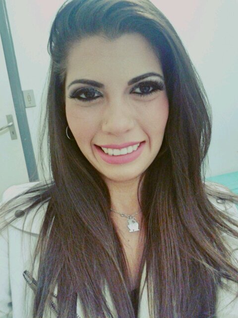 É na forma do sorriso que 
consigo demonstrar palavras que não sei dizer.♪