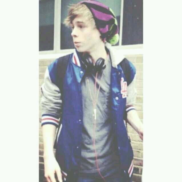 bio_readplease1's profile picture. free follow @pokpokilam ... if done I'll give you another 4 free follow JUST ASK.