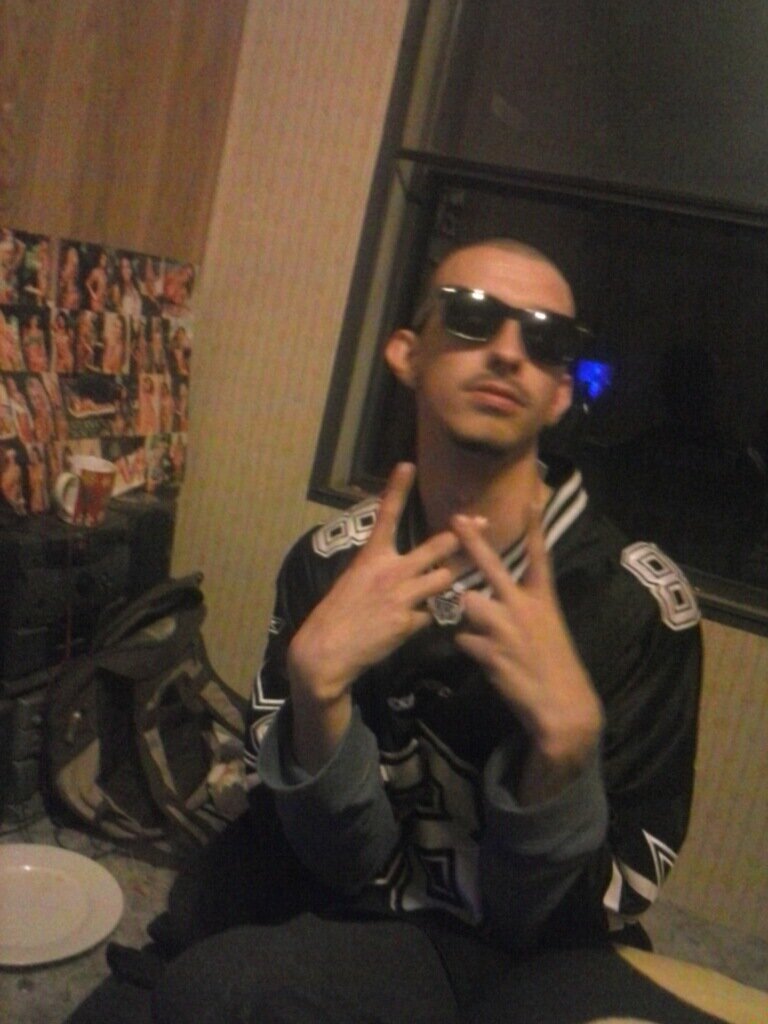 hey there im LILMIKLO im a gangster from spana and i hv my lil girl all thy time her name is aly she my life and  plan To be the best dad I also do tinting