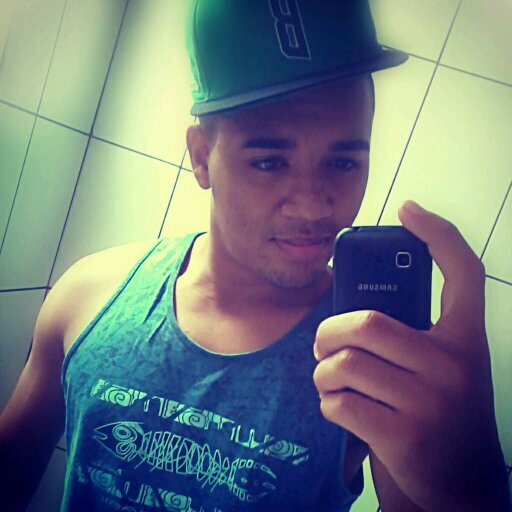 gosto de ... tudo ksks
futebol,amigos ,shoopping,Deus,Mãe,irmãos , amigos de novo . zuar o barracoo memu .. de preferencia com os loucos rsrs . esse sou eu