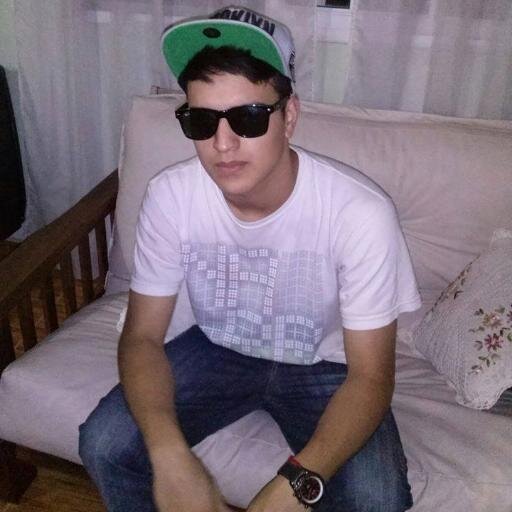 Nunca tuve las palabras para decir ,Pero ahora que estoy pidiendo que te quedes por un tiempo dentro de mis brazos...  seguime y te sigo :D